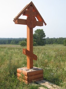 Поклонный крест у дороги